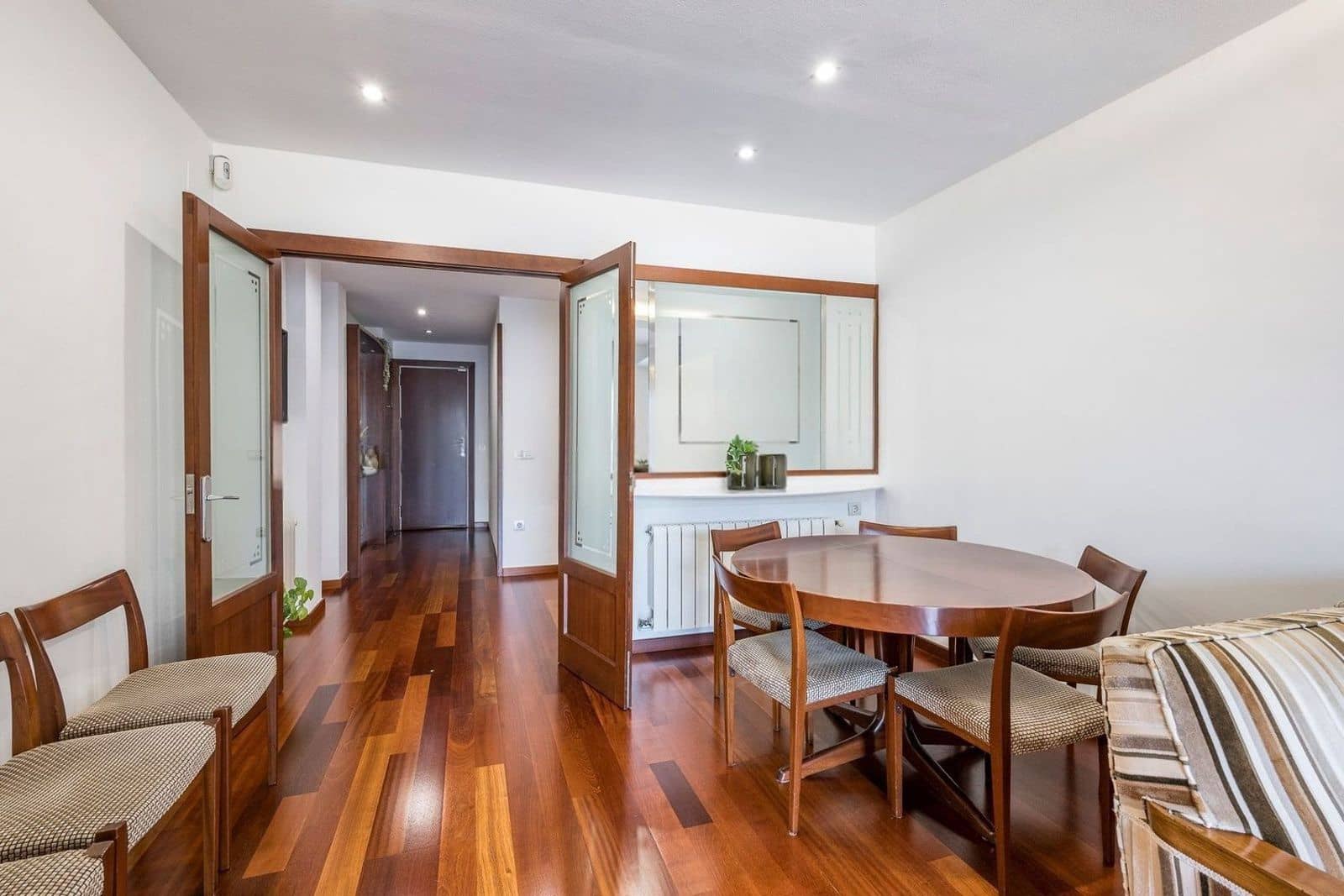 3 bedroom Flat for sale in Barcelona city with pool - € 845,000 (Ref: 9989997)