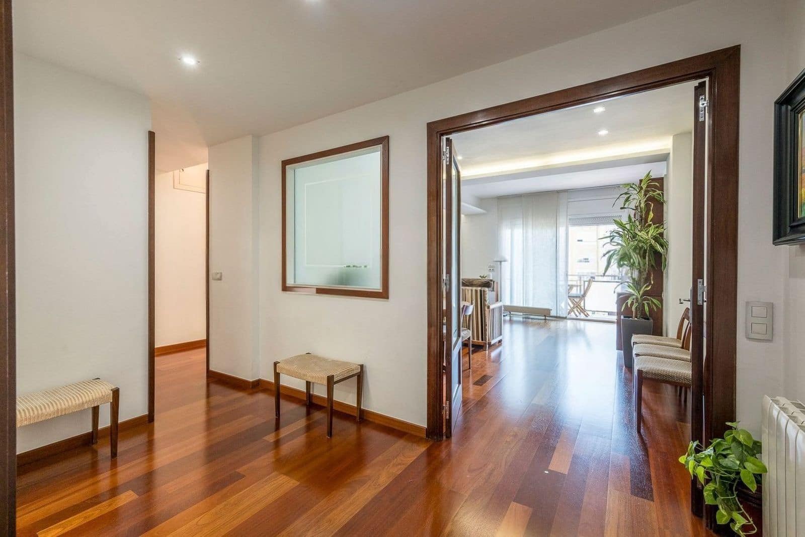 3 bedroom Flat for sale in Barcelona city with pool - € 845,000 (Ref: 9989997)