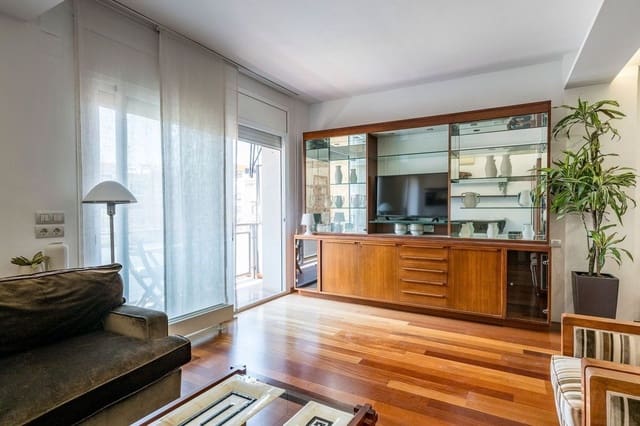 3 bedroom Flat for sale in Eixample, Barcelona city with pool - € 845,000 (Ref: 9989997)