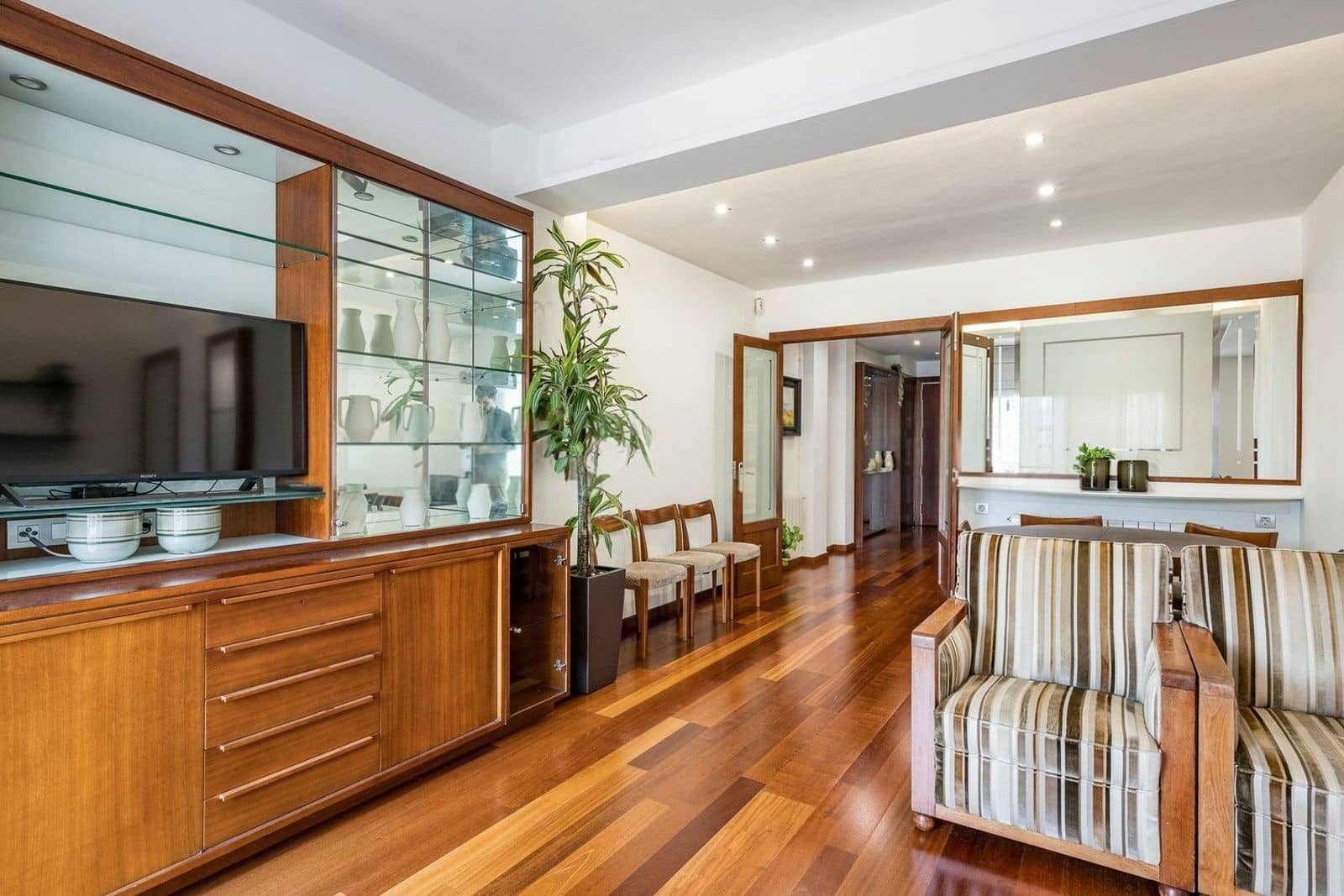3 bedroom Flat for sale in Barcelona city with pool - € 845,000 (Ref: 9989997)