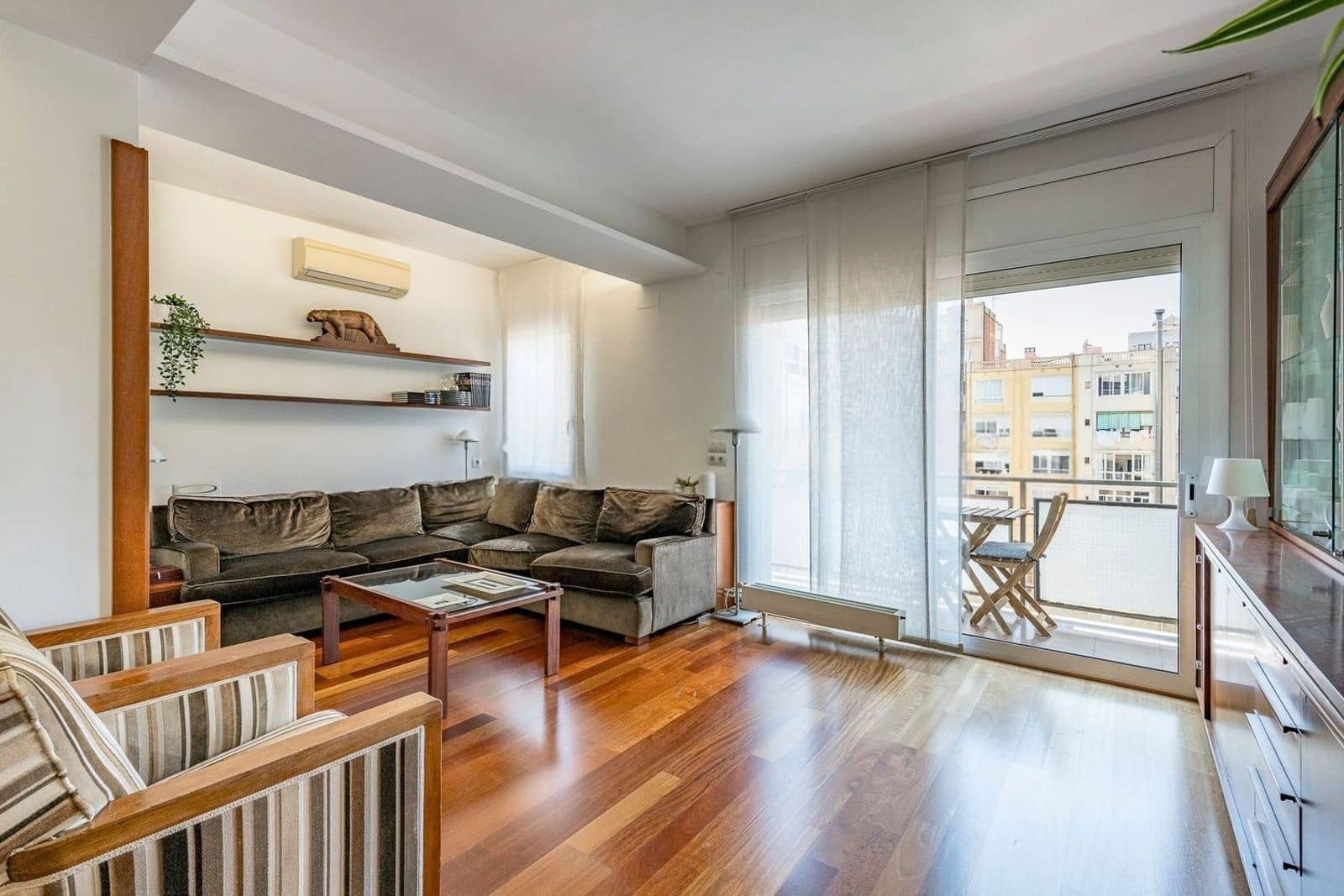 3 bedroom Flat for sale in Barcelona city with pool - € 845,000 (Ref: 9989997)