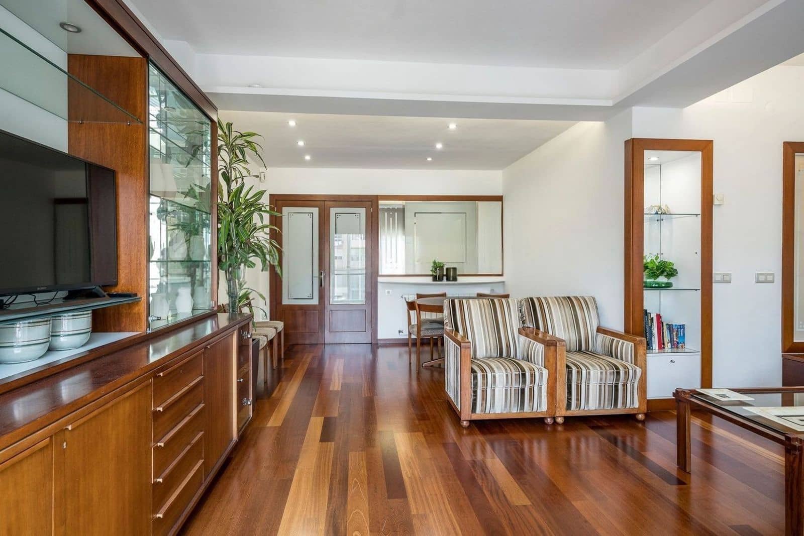 3 bedroom Flat for sale in Barcelona city with pool - € 845,000 (Ref: 9989997)