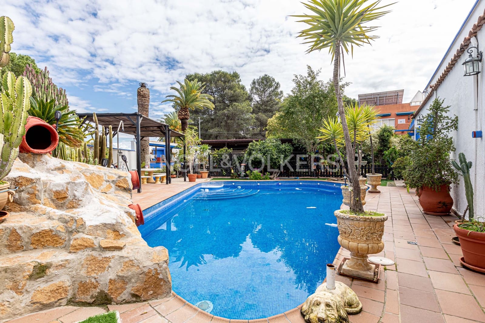 5 bedroom Villa for sale in Montequinto with garage - € 690,000 (Ref: 9092000)