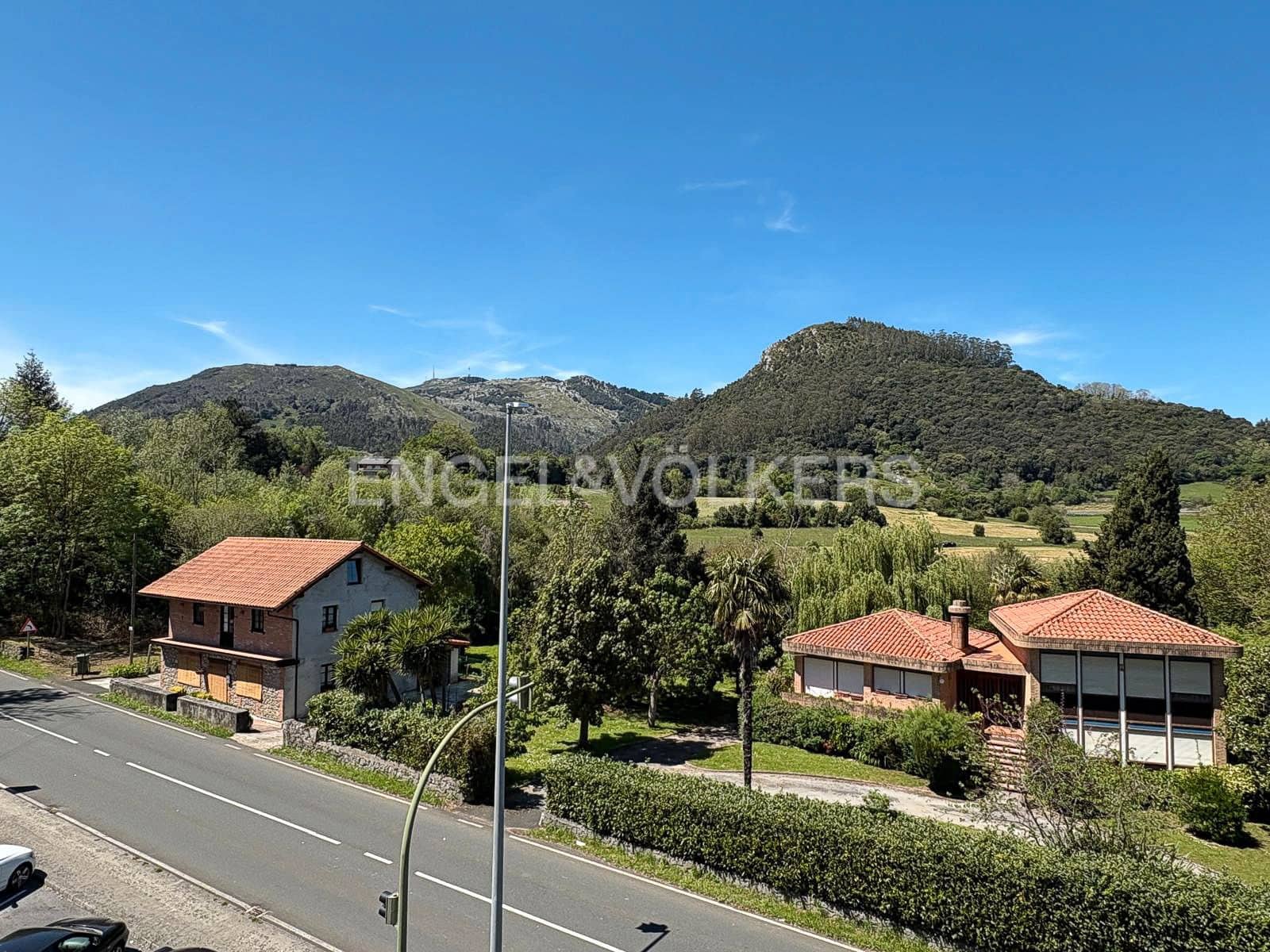 4 bedroom Townhouse for sale in Medio Cudeyo with garage - € 235,000 (Ref: 9087325)