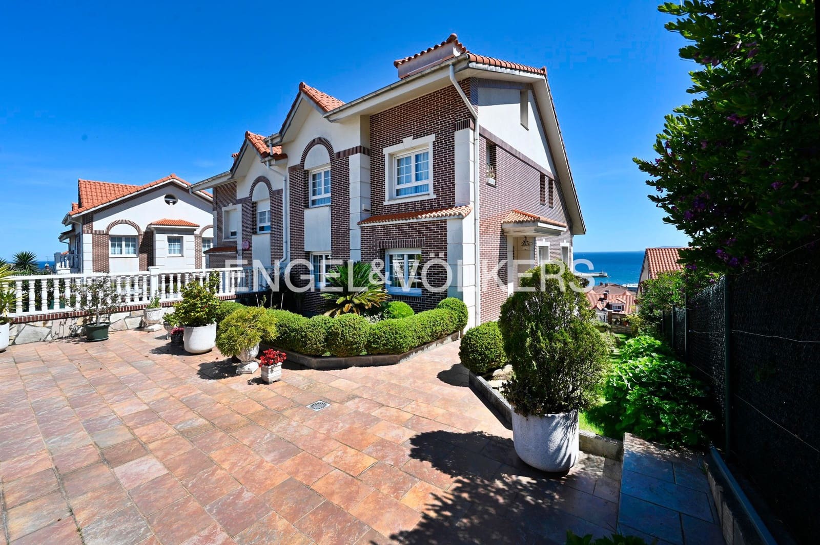 6 bedroom Villa for sale in Castro-Urdiales with garage - € 780,000 (Ref: 9087346)