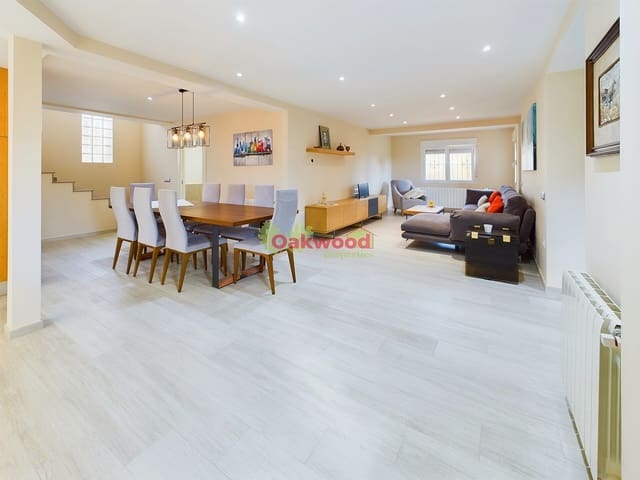 Chalet de 4 habitaciones en Pinar de Campoverde, Pilar de la Horadada en venta con piscina garaje - 655.000 € (Ref: 8592678)