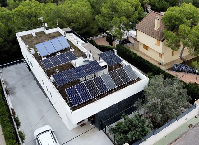 4 bedroom Villa for sale in Pinar de Campoverde, Pilar de la Horadada with pool garage - € 780,000 (Ref: 9345106)