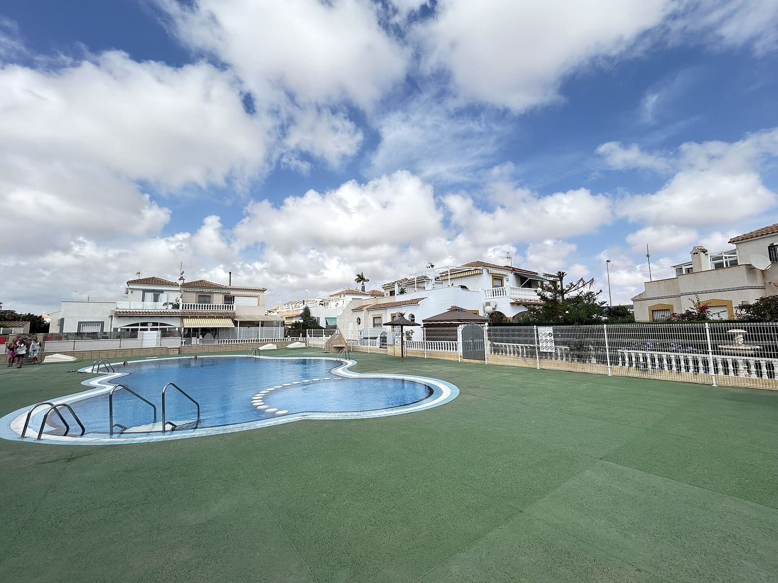 3 bedroom Semi-detached Villa for sale in Playa Flamenca with pool - € 225,000 (Ref: 9972233)