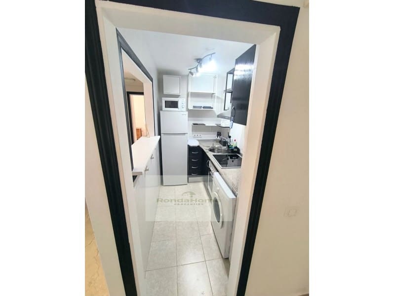 2 Zimmer Wohnung zu vermieten in Manilva mit Pool Garage - 1.200 € (Ref: 10022432)