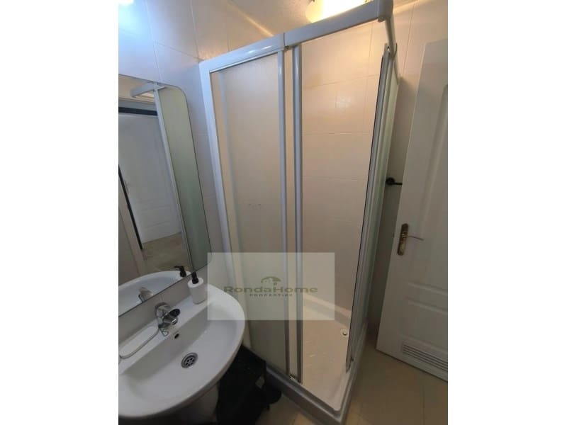 2 Zimmer Wohnung zu vermieten in Manilva mit Pool Garage - 1.200 € (Ref: 10022432)