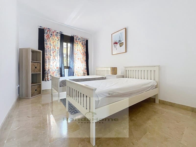 2 soverom Leilighet til leie i La Duquesa / Puerto de la Duquesa med svømmebasseng garasje - € 1 650 (Ref: 10041007)