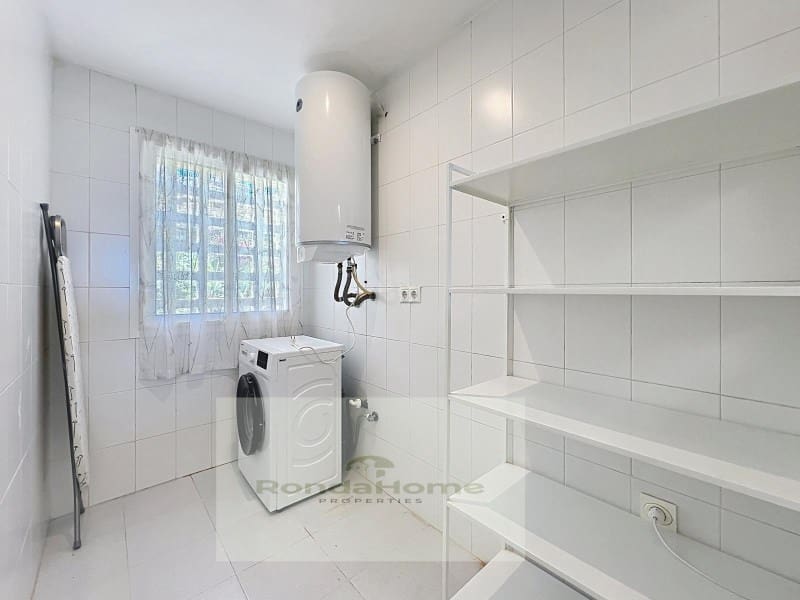 2 soverom Leilighet til leie i La Duquesa / Puerto de la Duquesa med svømmebasseng garasje - € 1 650 (Ref: 10041007)