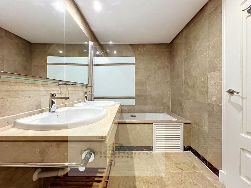 2 soverom Leilighet til leie i La Duquesa / Puerto de la Duquesa med svømmebasseng garasje - € 1 650 (Ref: 10041007)