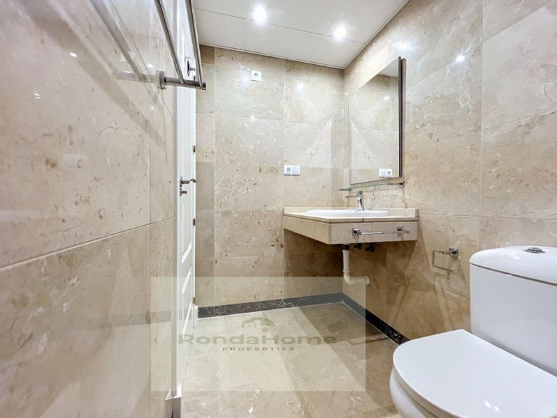 2 soverom Leilighet til leie i La Duquesa / Puerto de la Duquesa med svømmebasseng garasje - € 1 650 (Ref: 10041007)