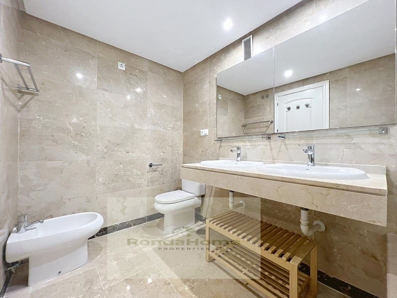 2 soverom Leilighet til leie i La Duquesa / Puerto de la Duquesa med svømmebasseng garasje - € 1 650 (Ref: 10041007)