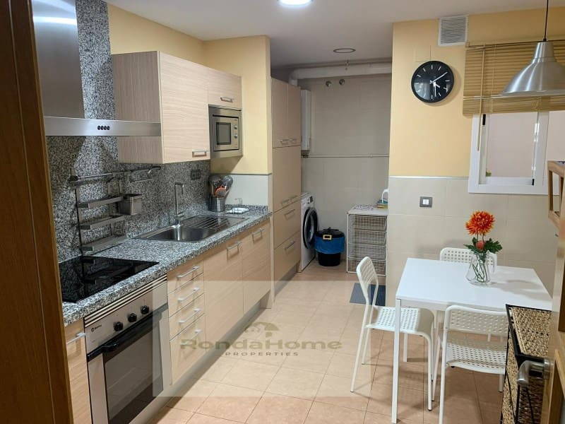 2 soveværelse Lejlighed til leje i Malaga by med garage - € 1.250 (Ref: 10045235)