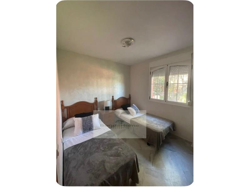 Piso de 3 habitaciones en Marbella en alquiler con piscina - 1.400 € (Ref: 10047282)