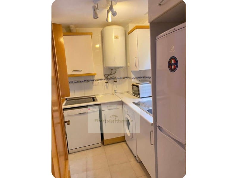Piso de 3 habitaciones en Marbella en alquiler con piscina - 1.400 € (Ref: 10047282)