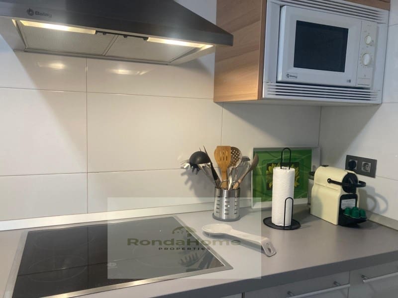 2 soverom Leilighet til leie i Malaga by med svømmebasseng garasje - € 1 300 (Ref: 10055166)