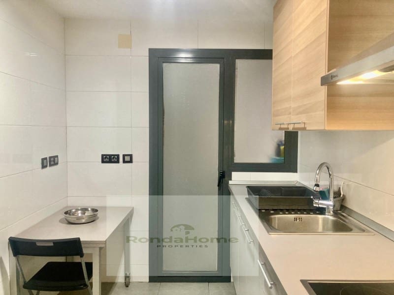 2 soverom Leilighet til leie i Malaga by med svømmebasseng garasje - € 1 300 (Ref: 10055166)