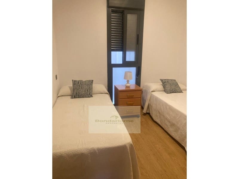 2 soverom Leilighet til leie i Malaga by med svømmebasseng garasje - € 1 300 (Ref: 10055166)