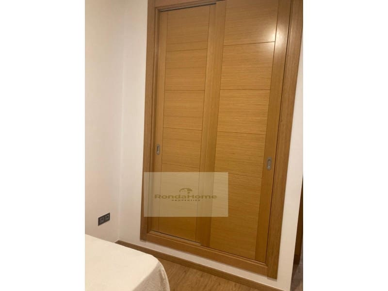 2 soverom Leilighet til leie i Malaga by med svømmebasseng garasje - € 1 300 (Ref: 10055166)