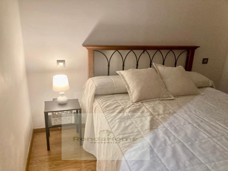 2 soverom Leilighet til leie i Malaga by med svømmebasseng garasje - € 1 300 (Ref: 10055166)