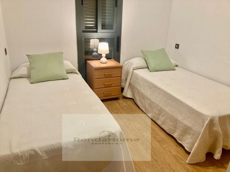 2 soverom Leilighet til leie i Malaga by med svømmebasseng garasje - € 1 300 (Ref: 10055166)