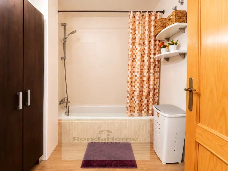 2 bedroom Flat for rent in Fuengirola with garage - € 1,300 (Ref: 10146987)