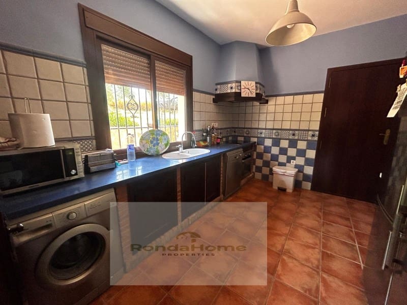 6 soveværelse Finca/Landehus til salg i Arriate med swimmingpool - € 430.000 (Ref: 9117063)