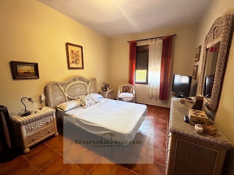 6 soveværelse Finca/Landehus til salg i Arriate med swimmingpool - € 430.000 (Ref: 9117063)