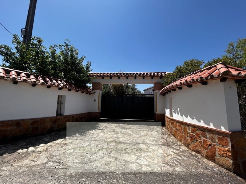 6 soveværelse Finca/Landehus til salg i Arriate med swimmingpool - € 430.000 (Ref: 9117063)