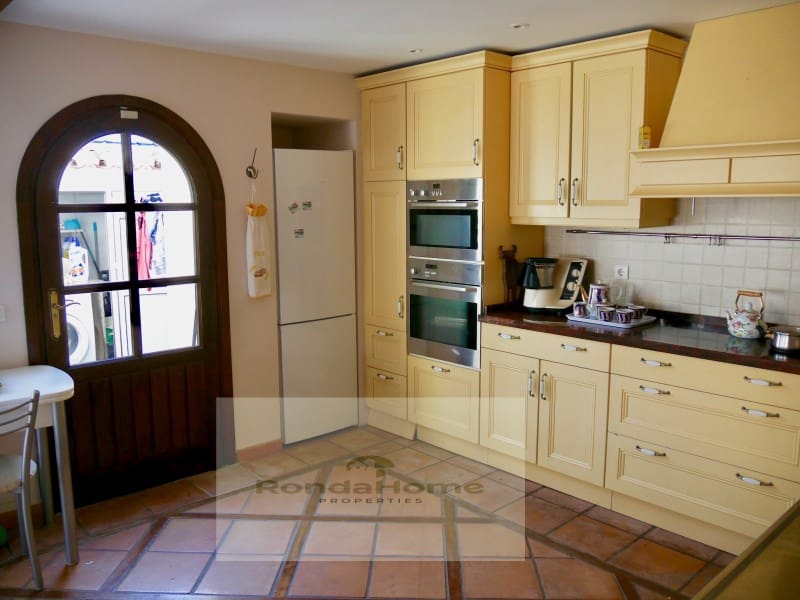 6 soveværelse Villa til salg i Fuengirola med garage - € 980.000 (Ref: 9198557)