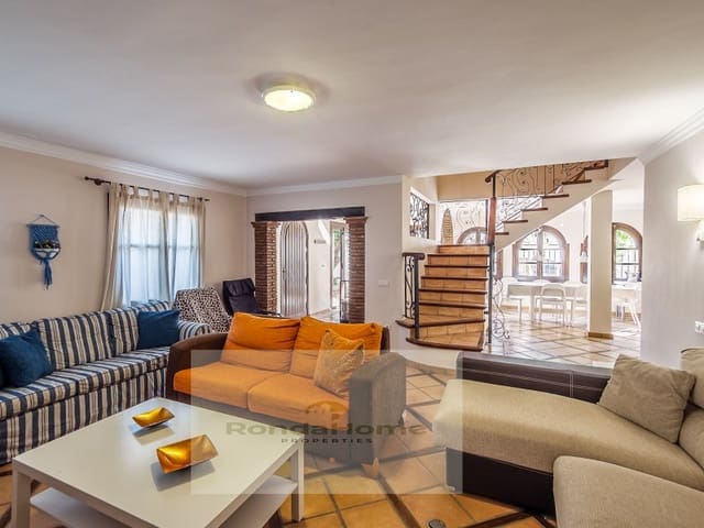 6 soverom Villa til salgs i Centro ciudad, Fuengirola med garasje - € 980 000 (Ref: 9198557)