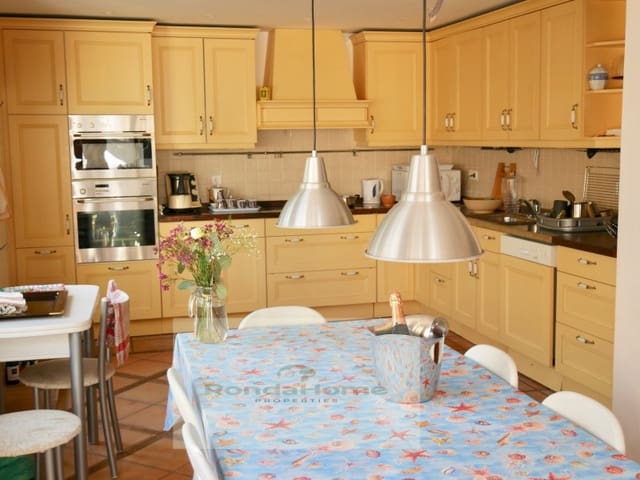 6 soverom Villa til salgs i Centro ciudad, Fuengirola med garasje - € 980 000 (Ref: 9198557)