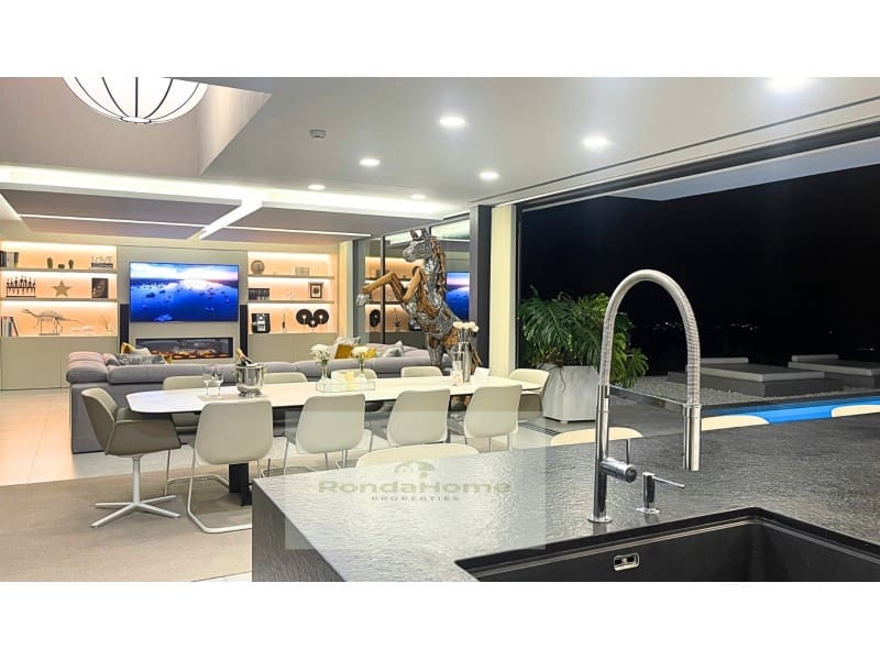 4 sypialnia Willa do wynajęcia w Mijas z basenem garażem - 8 900 € (Ref: 9359843)