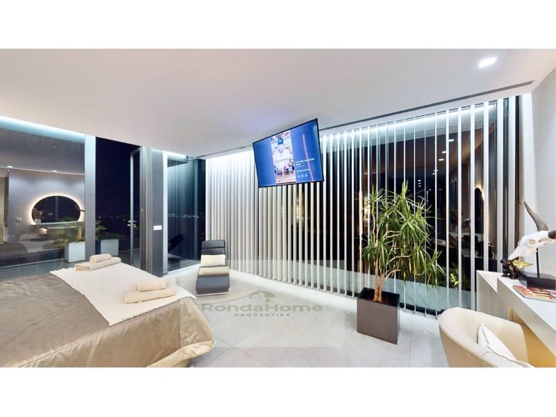 4 sypialnia Willa do wynajęcia w Mijas z basenem garażem - 8 900 € (Ref: 9359843)