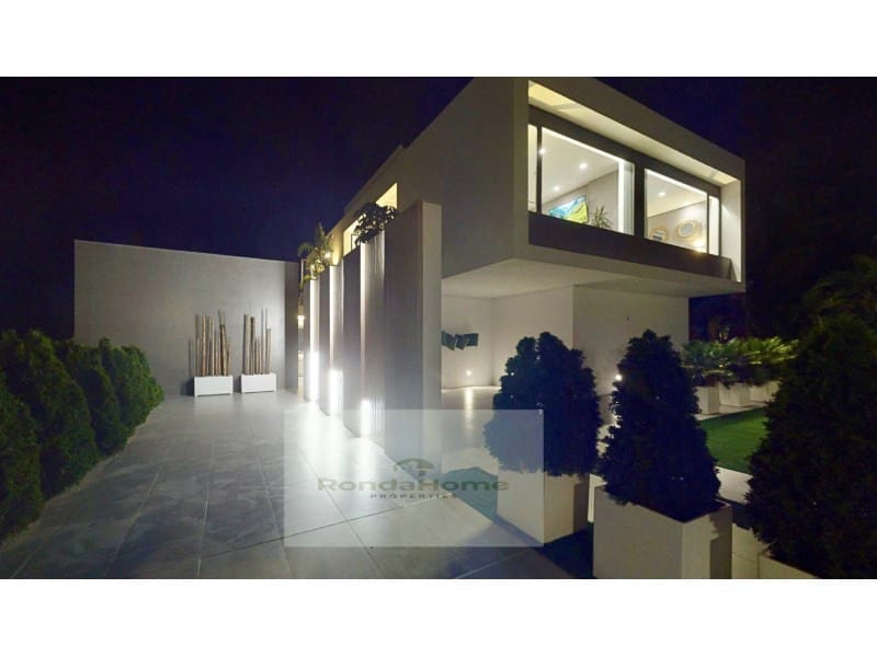 4 sypialnia Willa do wynajęcia w Mijas z basenem garażem - 8 900 € (Ref: 9359843)