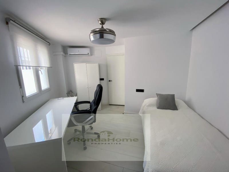 Piso de 4 habitaciones en Torremolinos en venta con garaje - 400.000 € (Ref: 9411286)