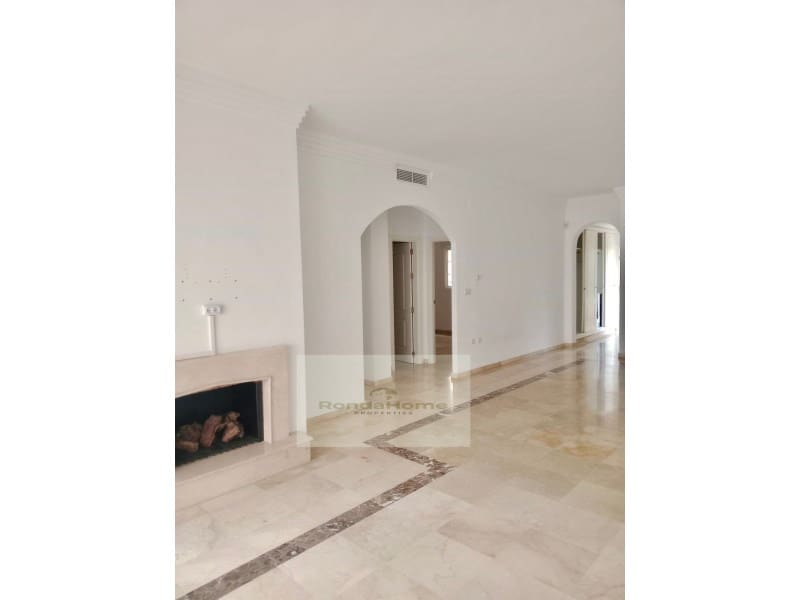 2 bedroom Flat for sale in Nueva Andalucia with garage - € 430,000 (Ref: 9411287)