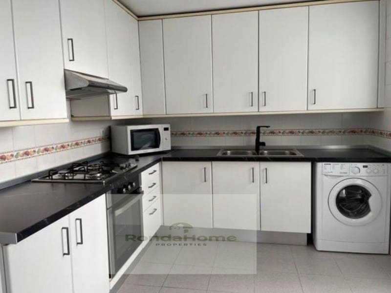 3 slaapkamer Flat te huur in Marbella - € 1.700 (Ref: 9449644)