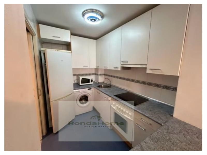 Apartamento para arrendar em Torremolinos - 1 150 € (Ref: 9452842)