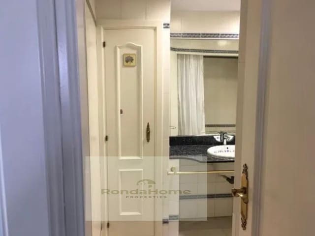 Piso de 2 habitaciones en Benalmadena Costa, Benalmádena en alquiler con garaje - 1.400 € (Ref: 9639437)