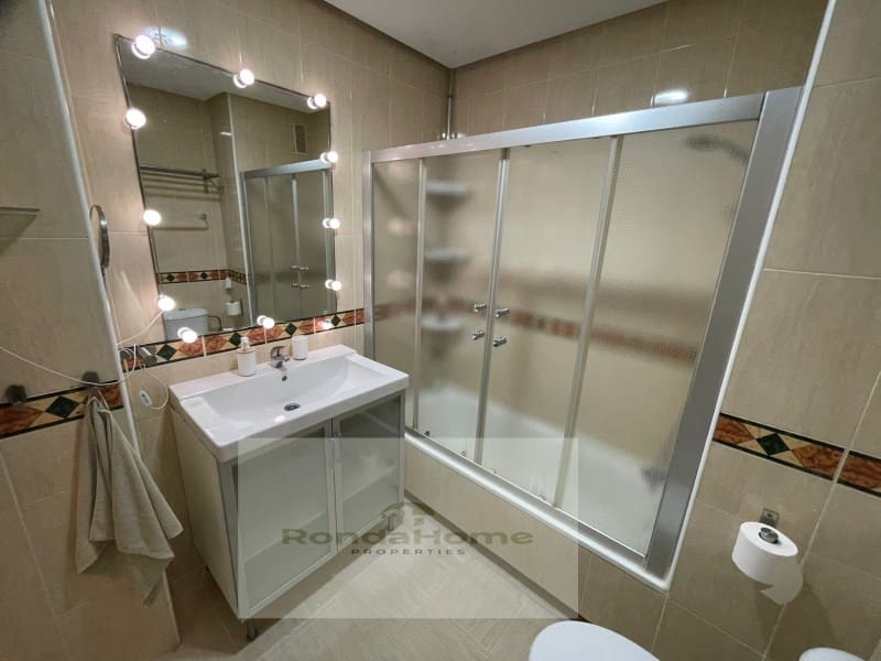 2 slaapkamer Flat te huur in Torremolinos met zwembad garage - € 1.400 (Ref: 9780466)