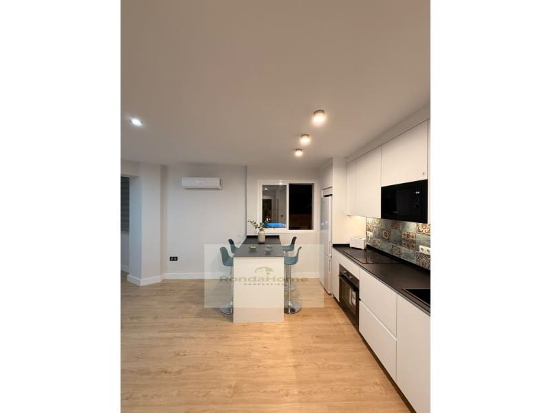 2 soveværelse Lejlighed til leje i Torremolinos - € 1.500 (Ref: 9780467)