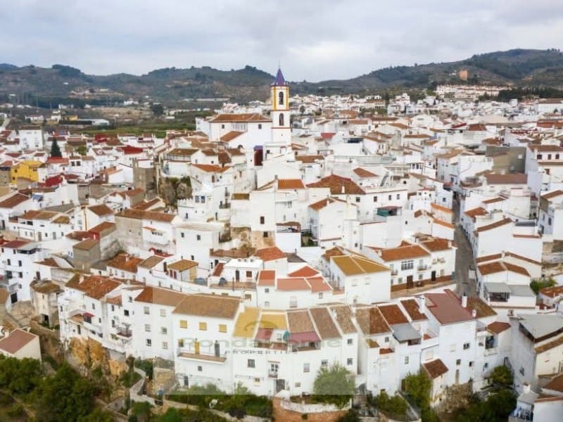 3 soveværelse Byhus til salg i Yunquera med garage - € 73.000 (Ref: 9804234)