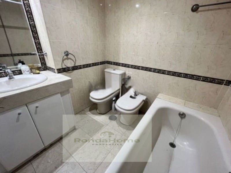 2 bedroom Flat for rent in Nueva Andalucia with pool garage - € 2,300 (Ref: 9865115)
