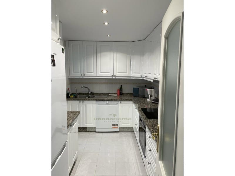 4 soverom Leilighet til leie i Nueva Andalucia med svømmebasseng garasje - € 2 000 (Ref: 9881806)