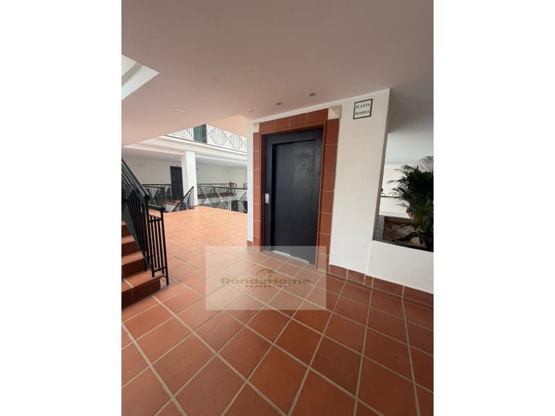 2 quarto Apartamento para arrendar em Nueva Andalucia com piscina garagem - 2 200 € (Ref: 9892204)