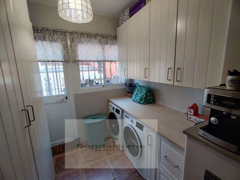 3 soveværelse Villa til leje i Las Lagunas de Mijas med swimmingpool garage - € 1.950 (Ref: 9901267)